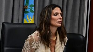 Inaudito: La jueza destituida Makintach, pide seguir cobrando su sueldo de magistrada.