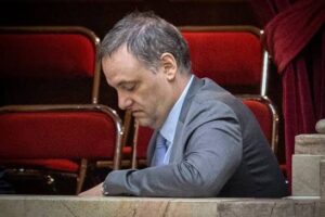 El contratista hundió al dueño de la moral libertaria: declaró que le pagó USD 245 mil en negro y pidió una pileta con cascada