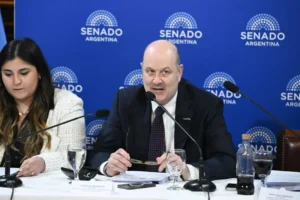 El Gobierno impulsa una profunda ola de desregulación que alcanza a farmacias, cabotaje, corretaje, mercados financieros, agro y cultura
