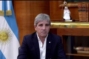 Caputo y sus numeros.El Presupuesto 2027 ingresó al Congreso, con una inflación del 18% anual, crecimiento de 4 puntos y otro año con superávit fiscal